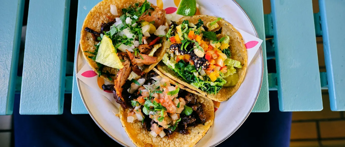 Tacos recién preparados con cilantro y limón
